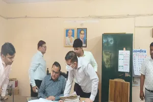 किसानों को मुफ्त उपलब्ध कराए जाएं खतौनी के फार्म- मंडलायुक्त नवदीप रिनवा