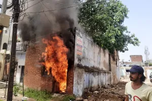 बरेली: टेंट के गोदाम में लगी आग, संकरी गलियां होने की वजह से 500 मीटर दूर रोकनी पड़ी दमकल की गाड़ी