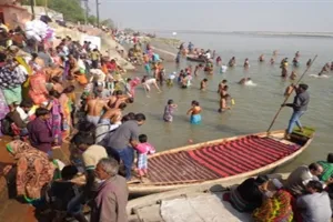 बुलंदशहर: भक्तों ने गंगा में लगाई श्रद्धा की डुबकी, घाटों पर उमड़ी भीड़
