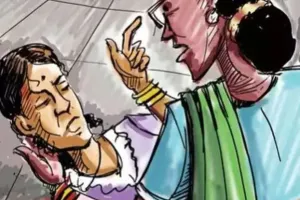 बरेली: बीच कचहरी चलीं चप्पलें, जमकर हुई मारपीट, भीड़ ने किया बीच-बचाव