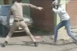 इंदौर में युवक ने पुलिस आरक्षक को दौड़ा-दौड़ाकर पीटा, गिरफ्तार 