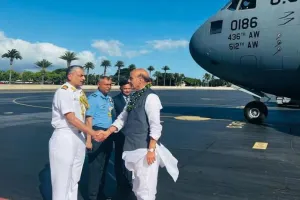 अमेरिका हिन्द प्रशांत कमान के दौरे के लिए हवाई पहुंचे राजनाथ 