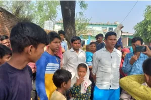 अमरोहा: कब्र खुदाई के दौरान हंगामा, पुलिस मौके पर पहुंची