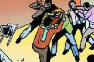 धार्मिक झंडे हटाने को लेकर दो समूहों में झड़प, लगा कर्फ्यू 