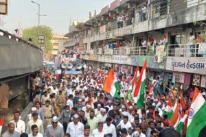 गुजरात में केजरीवाल और भगवंत मान का रोड शो, बोले- कमल के फूल कीचड़ में उगते हैं और कीचड़ झाडू साफ करती है