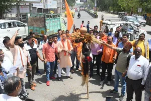 बरेली: धार्मिक स्थल तोड़ने पर राजस्थान सरकार का पुतला फूंका