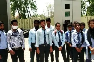 बरेली: स्मार्टफोन नहीं मिले तो छात्र-छात्राओं ने कॉलेज गेट पर किया हंगामा, लगाए गंभीर आरोप