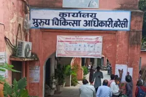 बरेली: डॉक्टर गायब तो कहीं गंदगी का मिला अंबार