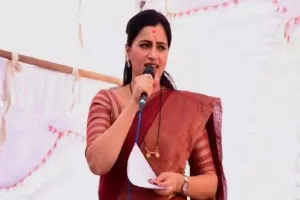 हनुमान चालीसा मामला: एक्शन में गृह मंत्रालय, नवनीत राणा की गिरफ्तारी और बदसलूकी को लेकर उद्धव सरकार से मांगी रिपोर्ट