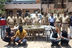 महाराष्ट्र में कार से हथियारों का जखीरा बरामद, 89 तलवारें समेत चार लोगों को दबोचा