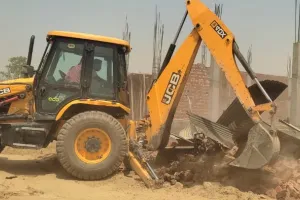 शाहजहांपुर: बिना नक्शे के 10 अवैध निर्माणों पर चला बुलडोजर, हड़कंप