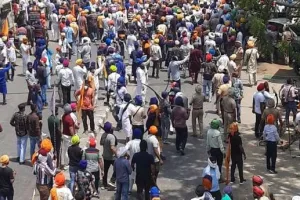 पटियाला: जुलूस निकालने के दौरान दो समुदायों में तनाव के बाद बवाल, पुलिस पर पथराव और तलवारबाजी