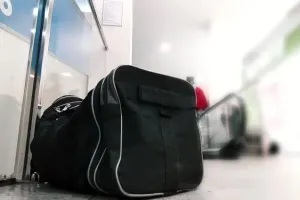 लखीमपुर/खीरी: संदिग्ध बैग ने उड़ाई नींद कोतवाली लाकर खोला तो निकले एलबम, डायरी और शील्ड