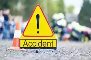 बरेली: तेज रफ्तार कार पेड़ से टकराई दो व्यापारियों की मौत