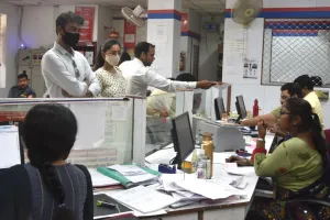 बरेली: चार दिन बाद खुले बैंक, बैंकों में उमड़ी ग्राहकों की भीड़