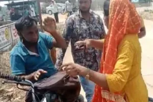 छत्तीसगढ़: अभिनेत्रियों ने की स्पॉट बॉय की चप्पलों से पिटाई, सोशल मीडिया पर वायरल हुआ वीडियो