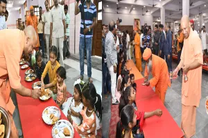 गोरखपुर: सीएम योगी ने कन्या पूजन कर की मातृ शक्ति की आराधना