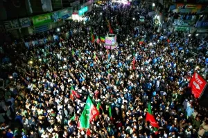 Pakistan Political Crisis : सत्ता से बेदखल हुए इमरान खान तो फूटा कार्यकर्ताओं का गुस्सा, सड़कों पर उतर किया प्रदर्शन