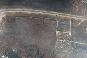 Russia-Ukraine War : मारियुपोल के पास खोदी गई सामूहिक कब्रें, सैटेलाइट तस्वीरों से हुआ खुलासा