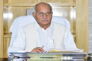 यूपी: आवारा पशु मुद्दे पर बोले पशुधन मंत्री धर्मपाल सिंह- ‘गौमूत्र में होता है गंगाजल दूर होती हैं बाधाएं