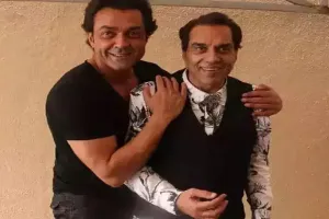 धर्मेंद्र ने बेटे बॉबी देओल संग शेयर की तस्वीर, सोशल मीडिया पर हो रही वायरल