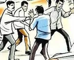 किच्छा: पत्नी संग बस का इंतजार कर रहा था पति, तभी गाली गलौज करते आए कार सवार और…