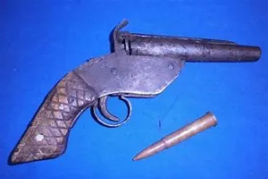 हल्द्वानी: स्वर्गवासी दादा का तमंचा लेकर घूम रहा था पोता, पकड़ा गया