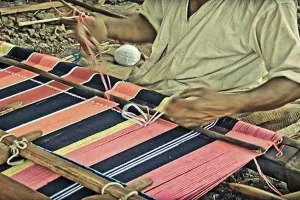 इटावा: सब्सिडी खत्म होने से हथकरघा उद्योग आया संकट में, बुनकरों ने जताई नाराजगी