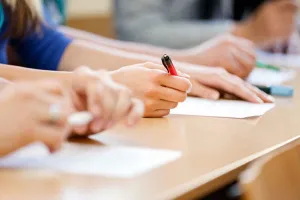 ICSE Board Exam 2022: आज से शुरू हुई आईसीएसई बोर्ड परीक्षा, छात्रों को कोविड गाइडलाइन का करना होगा पालन