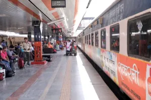 Indian Railway का बड़ा ऐलान, मुंबई में 50 फीसदी लगेगा AC लोकल ट्रेन का किराया