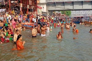 अमरोहा : अमावस्या पर श्रद्धालुओं ने लगाई आस्था की डुबकी, जयकारों से गूंजा गंगा घाट