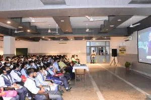 Pariksha Pe Charcha 2022: पीएम मोदी ने छात्रों से किया संवाद, कहा- बिना खेले कोई खिल नहीं सकता, शिक्षा के साथ हुनर जरूरी