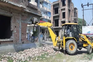 मुरादाबाद में चड्ढा ग्रुप की दो इमारतों पर चला बाबा का बुलडोजर, गैलेक्सी अपार्टमेंट के सामने सड़क पर बने थे फ्लैट्स