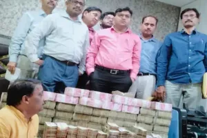 हमीरपुर: गुटखा कारोबारी के घर GST टीम ने मारा छापा, बेड के अंदर मिले करोड़ों रुपए