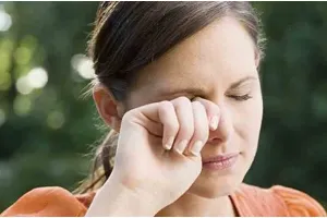 गर्मियों में हीटस्ट्रोक से हो सकती है आंखों में जलन, बचाव के लिए करें यह उपाय