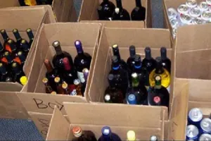 कालाढूंगी: मिनी ट्रक से 29 पेटी अंग्रेजी शराब बरामद, दो गिरफ्तार