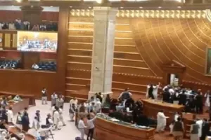 Pakistan Political Crisis : इमरान खान की पार्टी के विधायकों ने पंजाब विधानसभा में डिप्टी स्पीकर को मारे थप्पड़, वीडियो वायरल