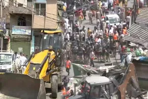 Jahangirpuri Violence: जहांगीरपुरी में सुप्रीम कोर्ट की रोक के बाद भी तोड़फोड़ की कार्रवाई जारी