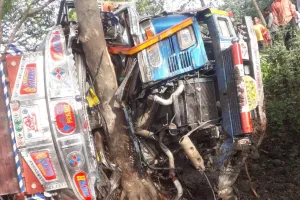 लखीमपुर-खीरी: पलटे ट्रक में दबे चालक समेत तीन युवक, सात घंटे रेस्क्यू चलाकर बचाई जान