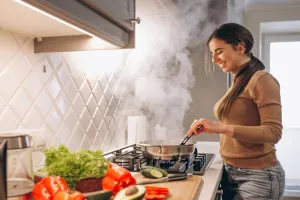 Home Cooking Tips: गर्मियों में खाना बनाते टाइम होती है दिक्कत, तो फॉलो करें यह इजी टिप्स