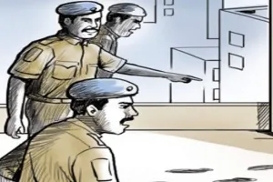 आरोपी को पकड़ने गई पुलिस पर पथराव, वाहन क्षतिग्रस्त