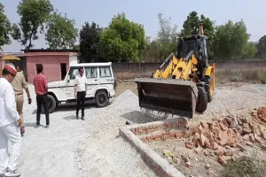 मऊ: अवैध तरीके से अर्जित की गई संपत्ति पर चला बुलडोज, ढहाई गई मुख्तार के करीबी की प्लॉटिंग