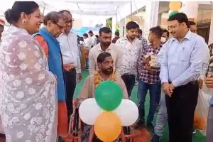 मुरादाबाद : मोटराइज्ड ट्राई साइकिल पर बैठकर खिले दिव्यांगों के चेहरे