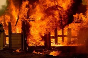 रुद्रपुर: सुभाष कॉलोनी में कन्फेक्शनरी प्रोडेक्ट के गोदाम में लगी आग