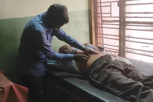 सीतापुर: रास्ते पर निकलने के विवाद में रिटायर्ड शिक्षक पर दबंग ने चाकू से किया हमला, जख्मी