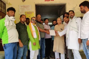 बहराइच: बिजली कटौती से परेशान जरवल के व्यापारियों ने अवर अभियंता को सौंपा ज्ञापन