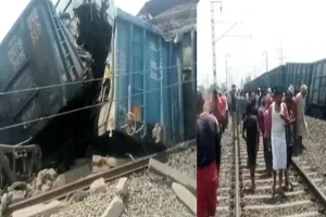 इटावा: तकनीकी खामी के कारण मालगाड़ी हुई दुर्घटनाग्रस्त, पटरी से उतरे कई डिब्बे