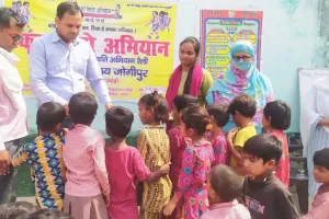 हरदोई: नामांकन मेले में पहुंचे एआरपी अभिषेक तिवारी, बच्चों को बांटे बिस्कुट और टॉफी