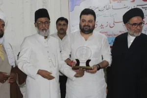 अयोध्या: शिया वक्फ बोर्ड के चेयरमैन को चौक मस्जिद में प्रतीक चिन्ह और शॉल देकर किया गया सम्मानित