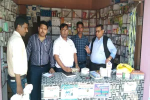 बहराइच: मेडिकल स्टोर पर औषधि विभाग का छापा, सैंपल जांच को भेजा
